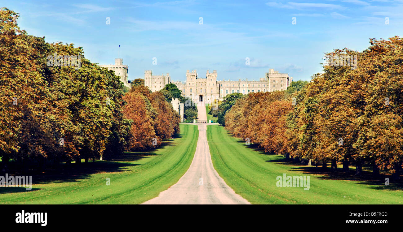 Der lange Weg mit Blick auf Schloss Windsor im Herbst Stockfoto