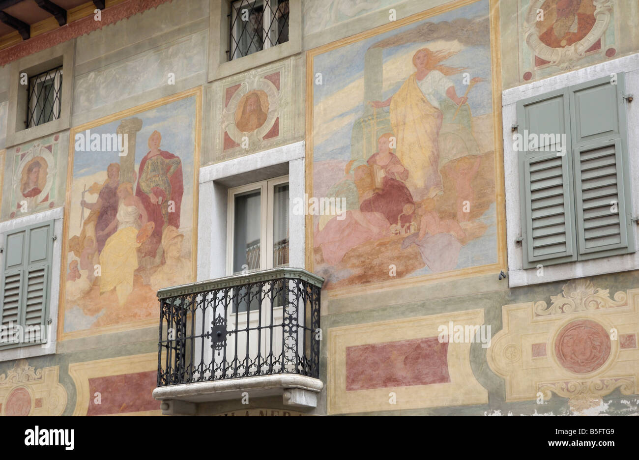 Fresken an Gebäuden in Cortina d ' D'Ampezzo Stockfoto