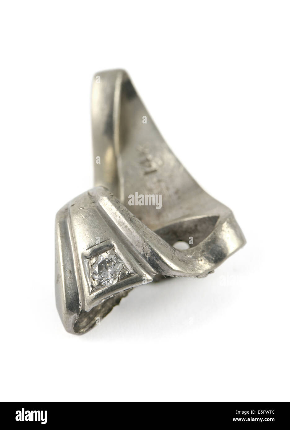 Zerkleinerte 14K White Gold Mann Ring mit einem Diamanten. Stockfoto