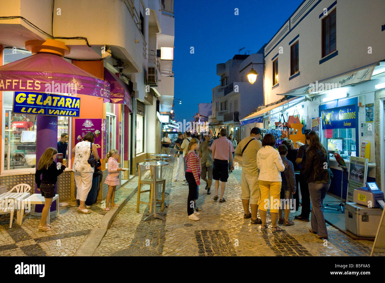 Straßenszene in Alvor bei Dämmerung, Algarve, Portugal Stockfoto
