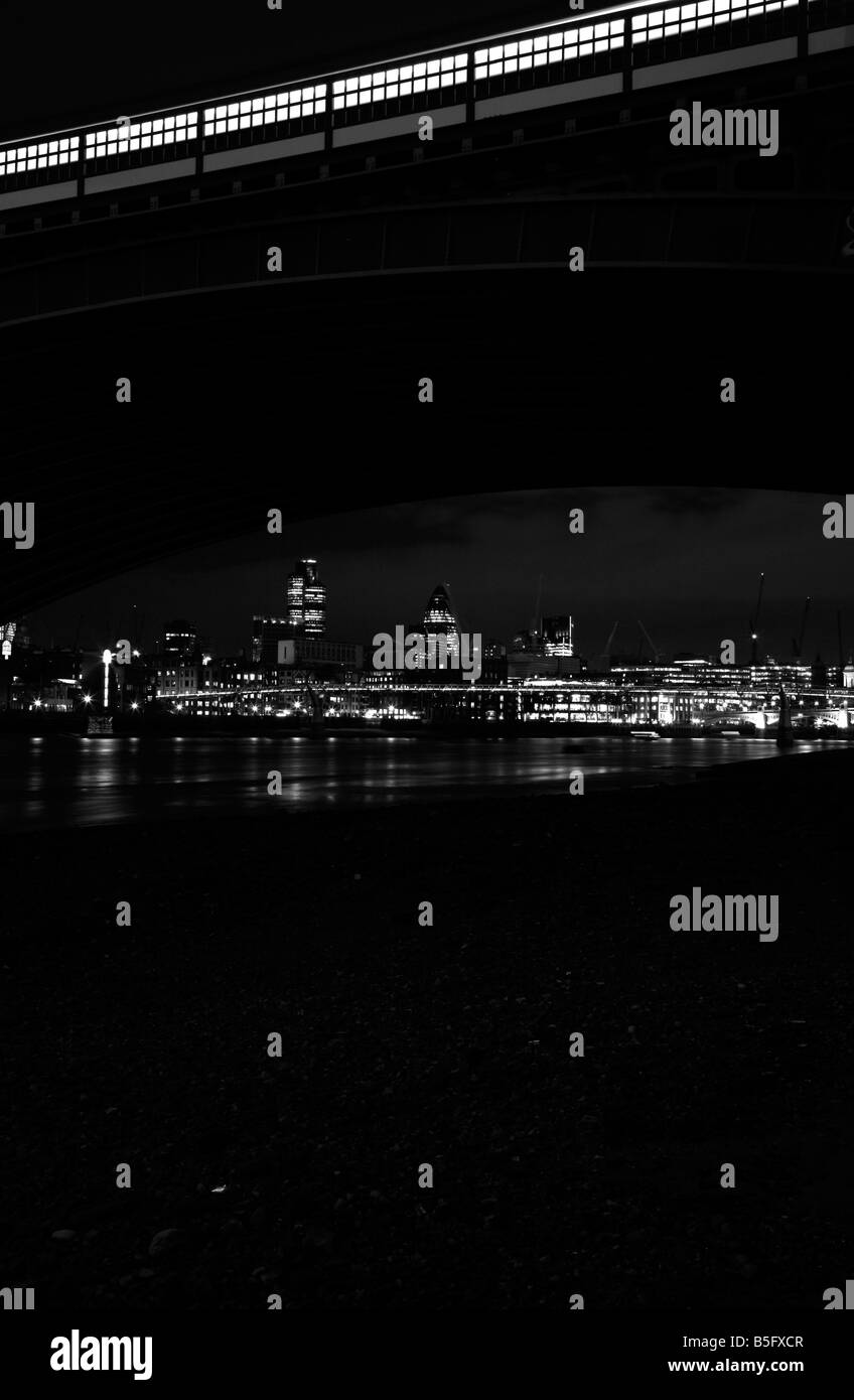 Blick auf die Themse bei Millennium Bridge und City of London von der Blackfriars Bridge, London Stockfoto