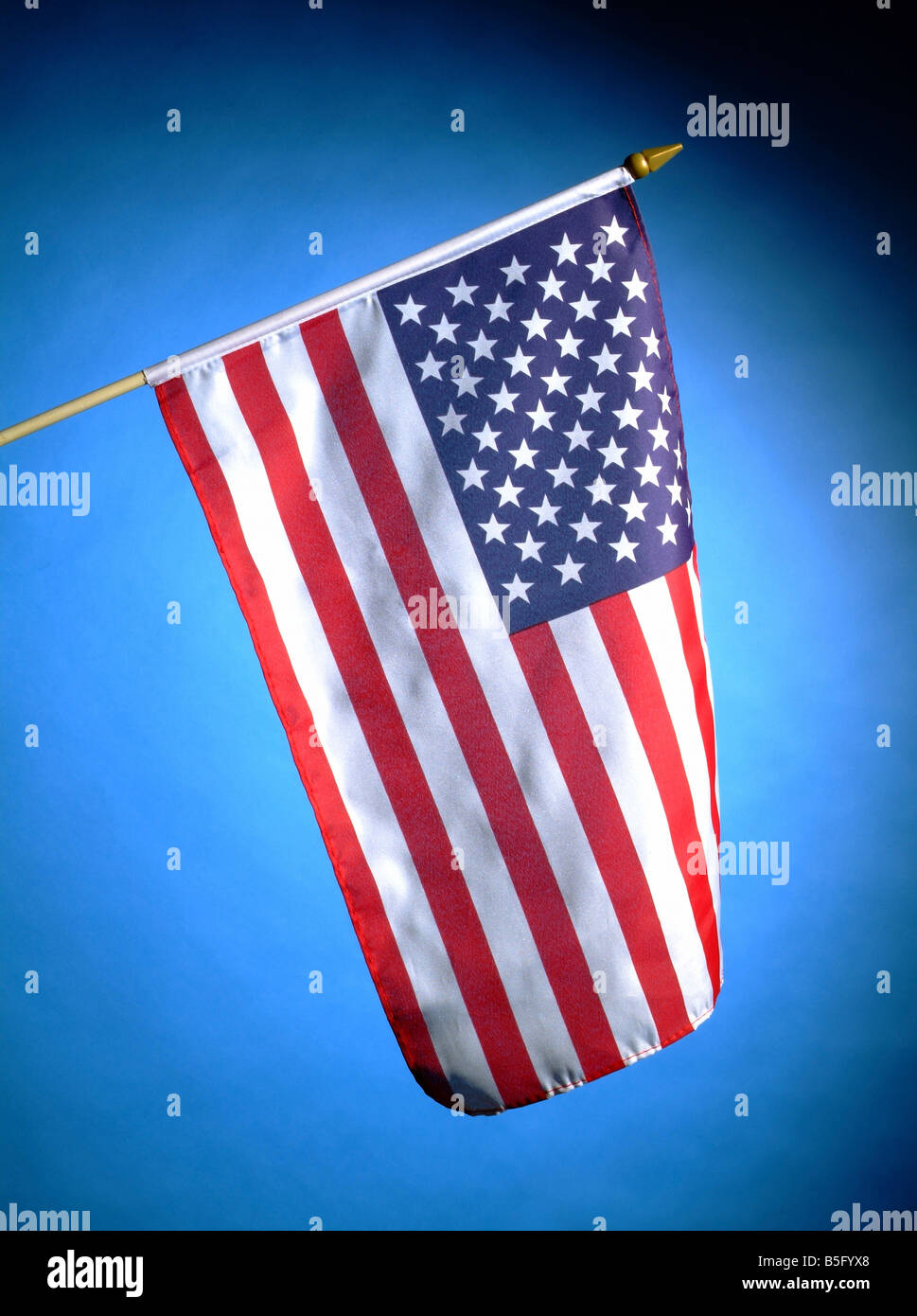 Amerikanische Flagge auf blauem Hintergrund Stockfoto