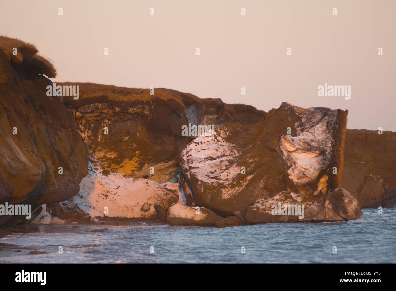 Erosion durch schmelzende Permafrost steigende Meer Ebenen und entlang der arktischen Küste surfen Stockfoto