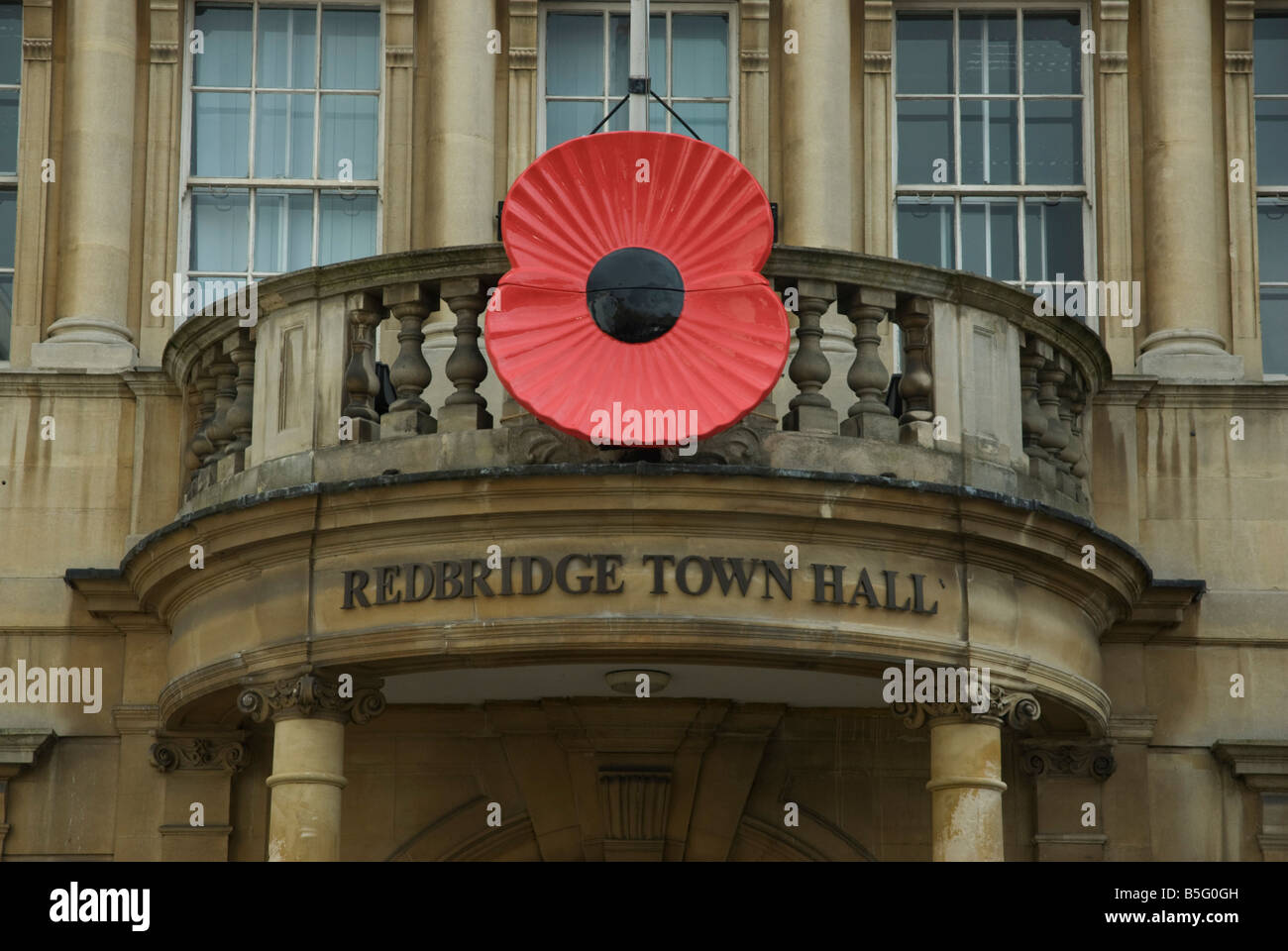 Redbridge Rathaus, Ilford Essex mit großen Mohn Stockfoto
