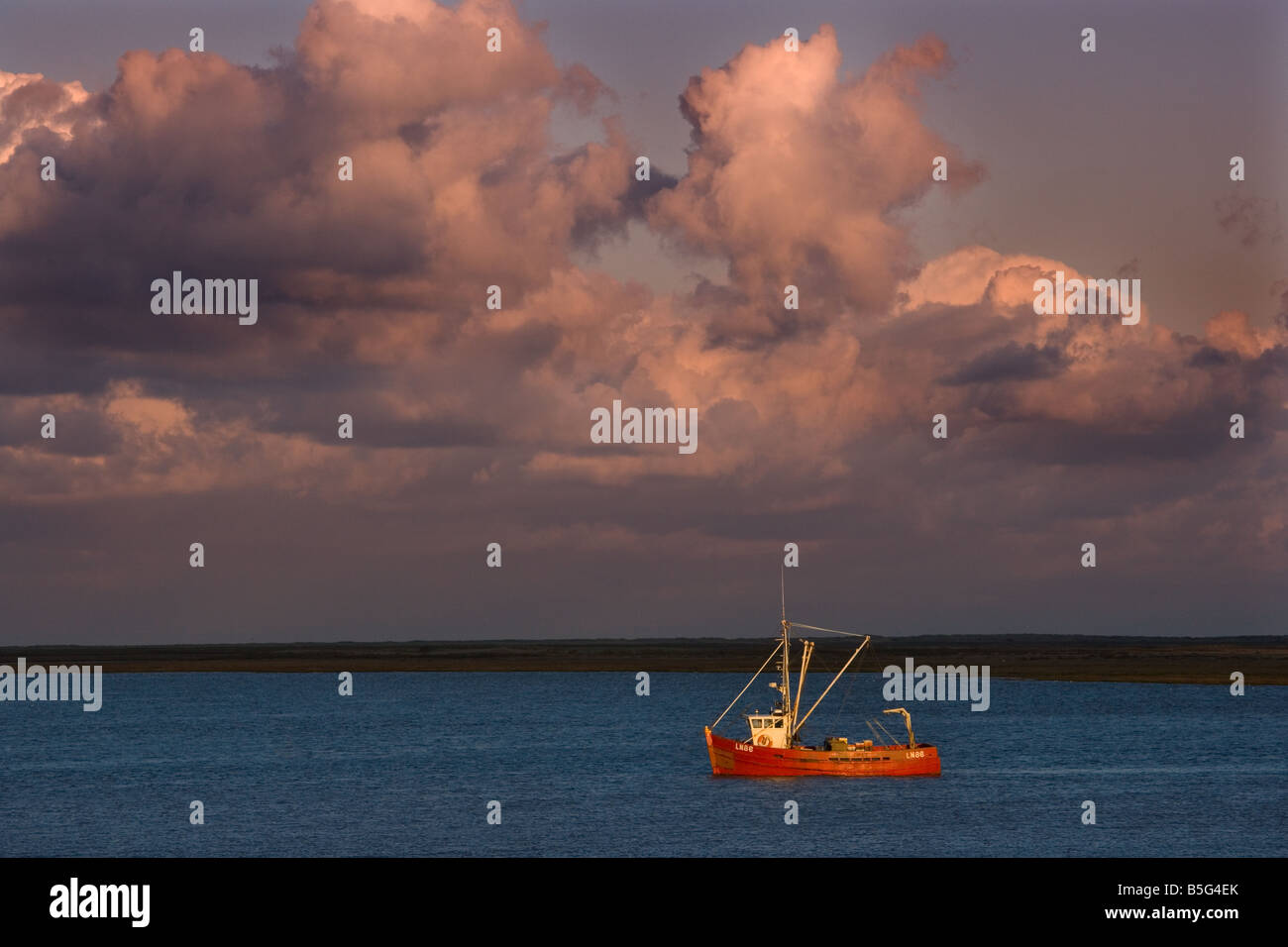 Angelboot/Fischerboot ausgehen am Abend Flut an Brancaster Norfolk Stockfoto