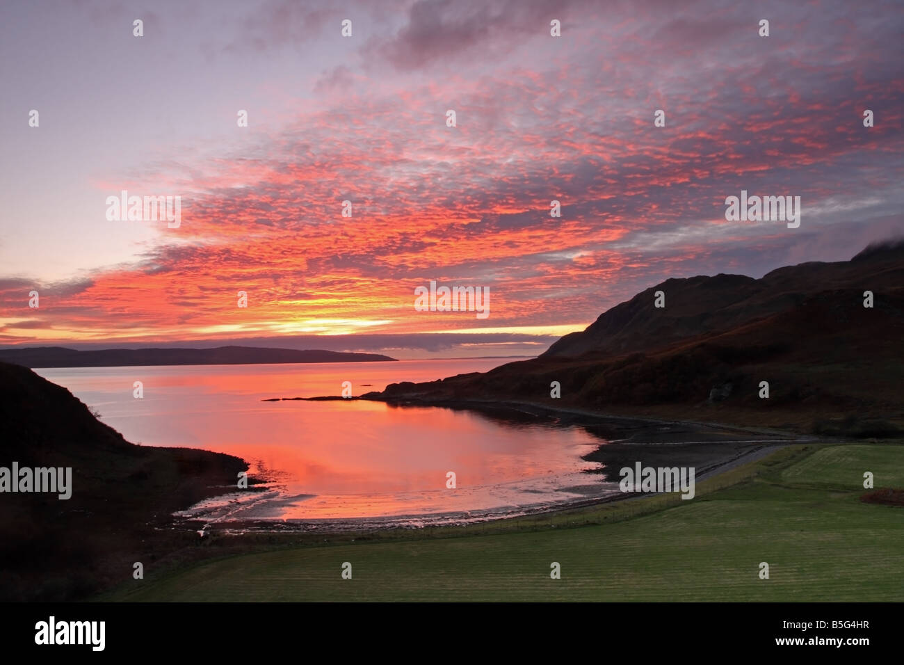 Sonnenuntergang über Südküste von Ardnamurchan Halbinsel aus der Bucht von Camas Nan Geall Schottland Stockfoto