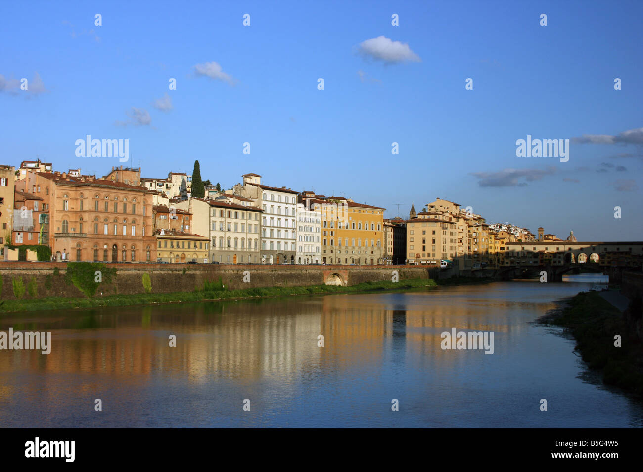 Arno Flußdamm, Florenz, Italien Stockfoto