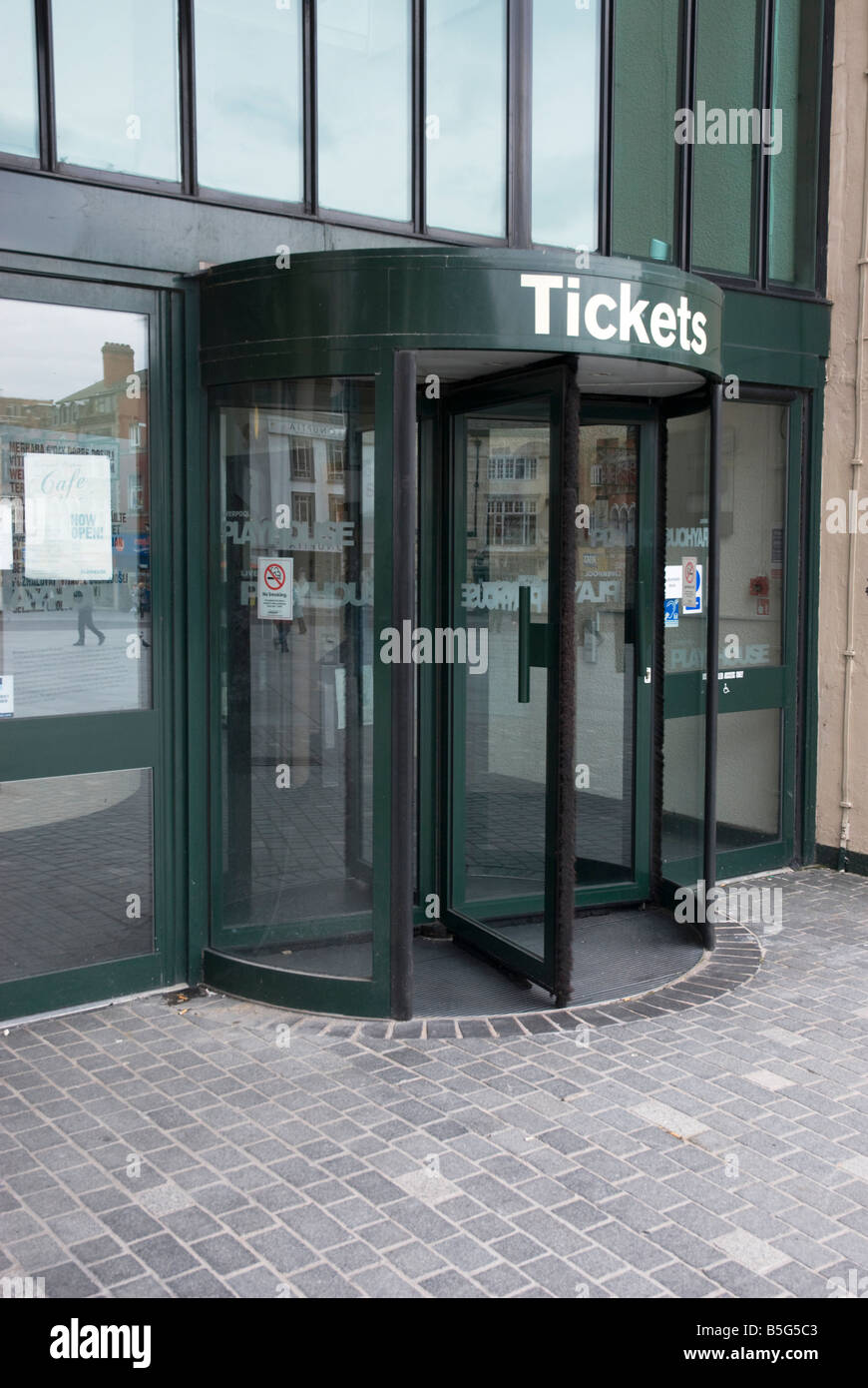 Drehtür an Kasse des Liverpool Theater Stockfoto