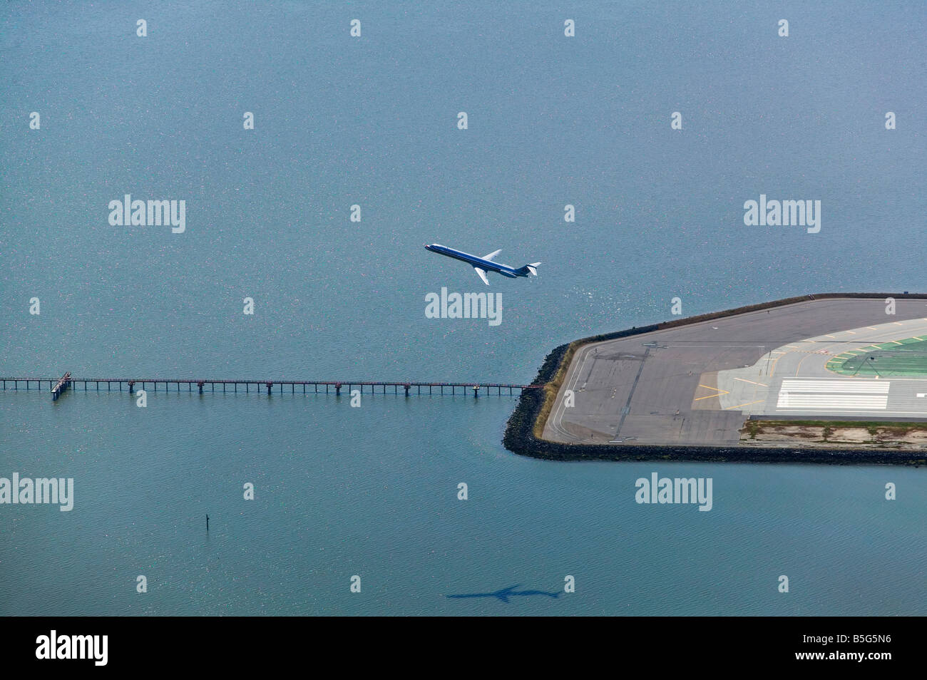Luftaufnahme über Passagierjet Abfahrt San Francisco internationaler Flughafen über Instrument Landing System Anflugbefeuerung Stockfoto