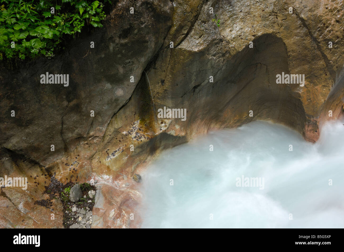 Wirbelnden Gletscherwasser schnitzt durch Wimbachklamm Schlucht, in der Nähe von Ramsau, Berchtesgadener Nationalpark, Bayern, Deutschland Stockfoto