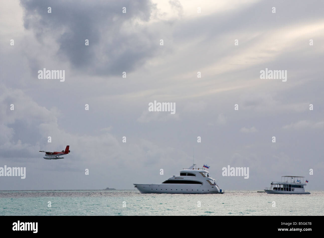 Wasser-Taxi auf zwei Boote auf die Malediven fliegen Stockfoto