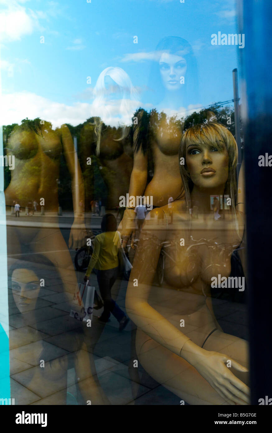 Nackt Fenster Kleidung Puppen in einem Schaufenster mit Reflexionen von der Straße außerhalb der Stadt Stockfoto