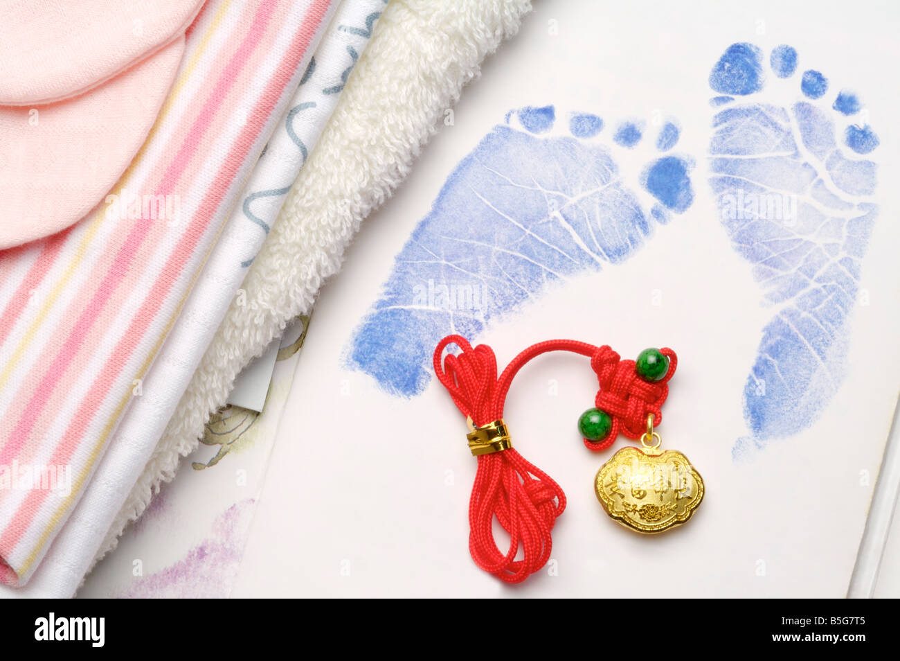 Gold Glücksbringer auf einem Bilderbuch, neben Handtüchern liegen Stockfoto