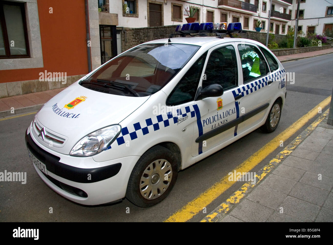 Lokale Polizei-Auto in der Stadt von Llanes Asturien Spanien Stockfoto