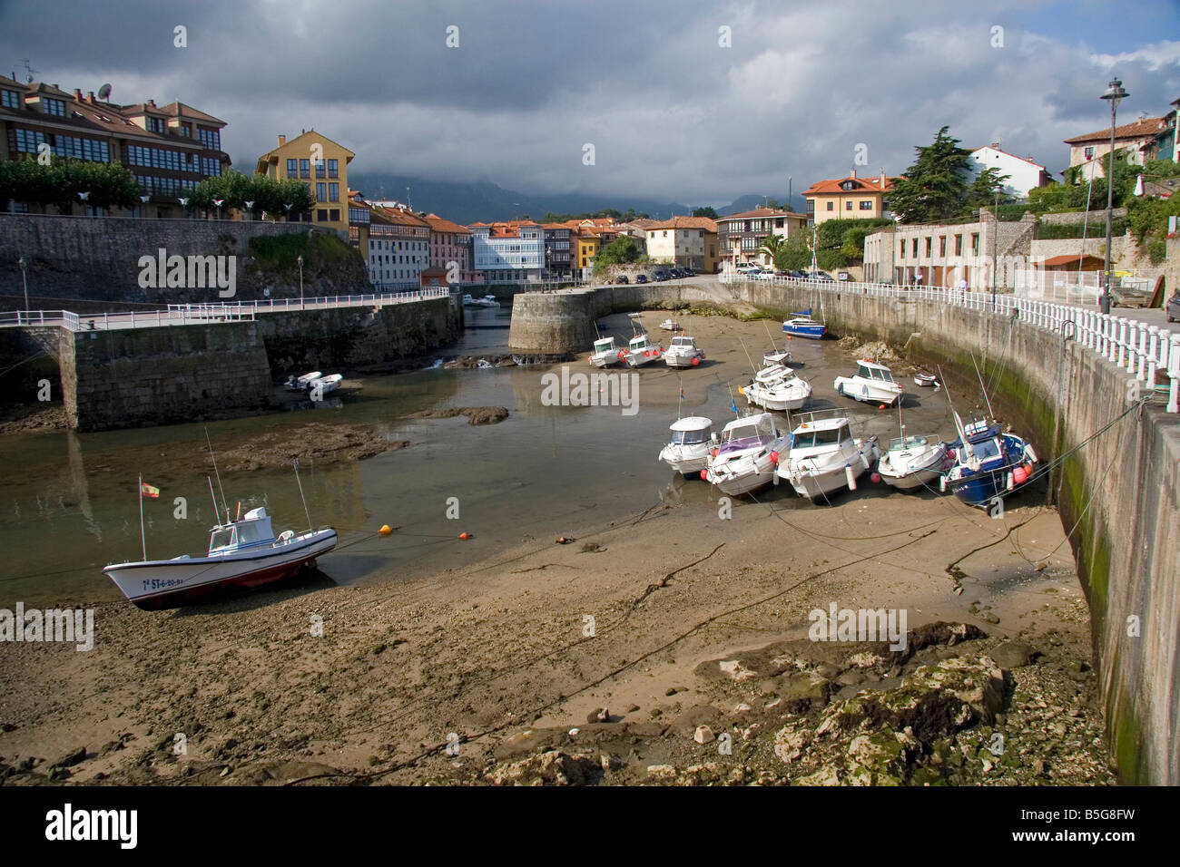 Ebbe im Hafen von Llanes Asturien Spanien Stockfoto