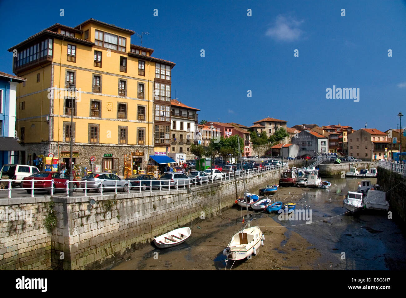 Ebbe im Hafen von Llanes Asturien Spanien Stockfoto