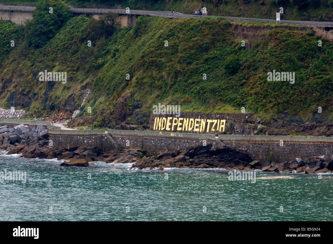 Independentzia gemalt auf einer Felswand von baskischen Separatisten über den Hafen von Ondarroa baskischen Land Nordspanien Stockfoto