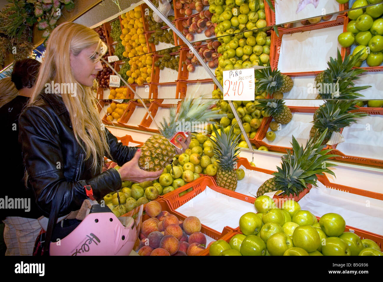 Spanierin Einkaufen bei einer Fruiteria in der Stadt von Donostia San Sebastian Guipuzcoa baskischen Land Nordspanien Stockfoto