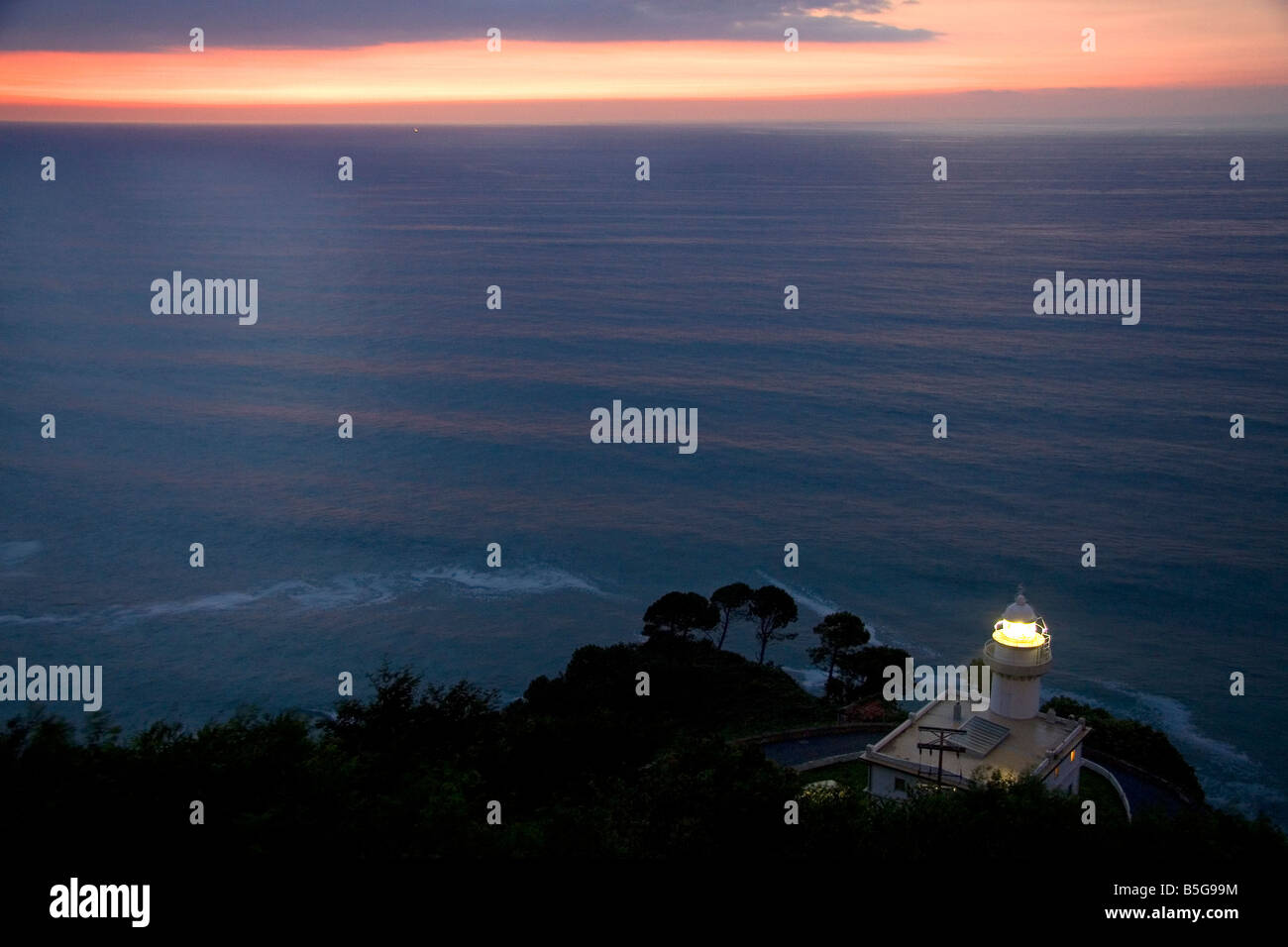 Monte Igueldo Leuchtturm in der Nacht im La Concha-Bucht in der Nähe der Stadt von Donostia-San Sebastian-Nordspanien Stockfoto