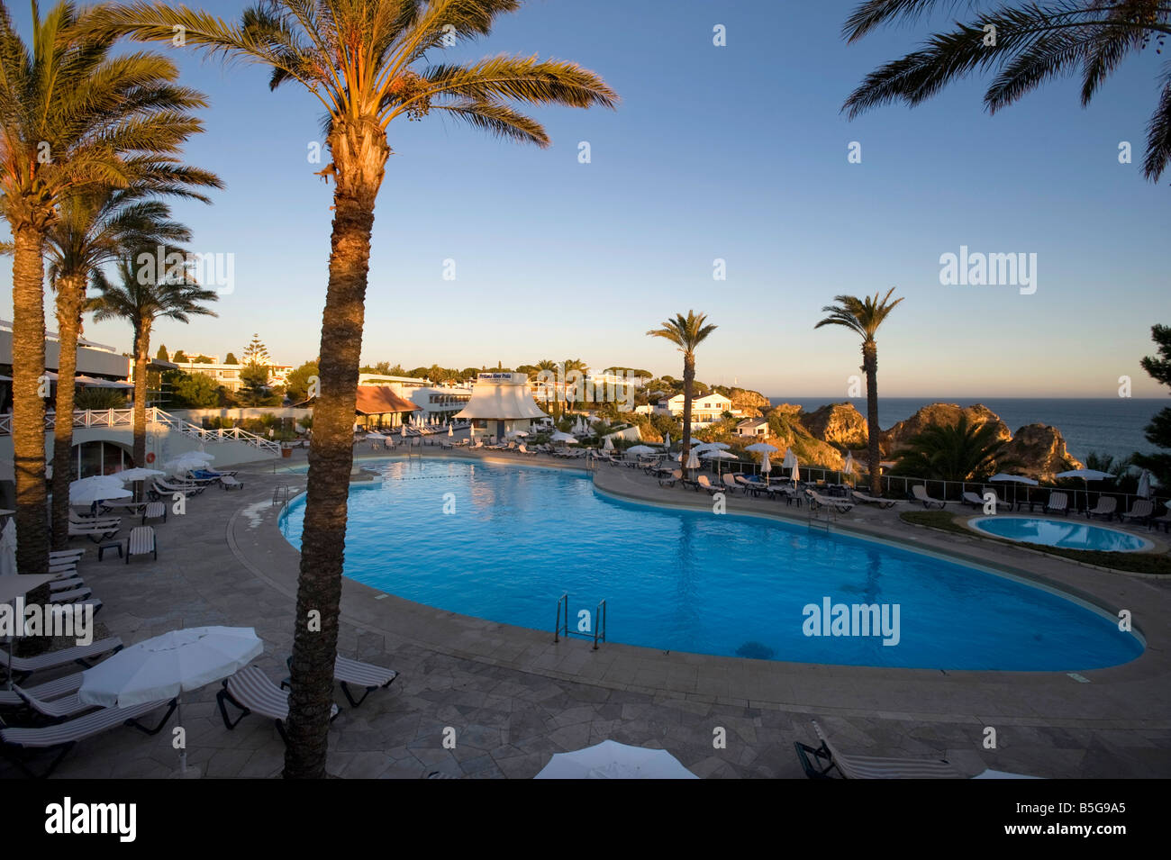 Swimmingpool des Hotels, Algarve Portugal Stockfoto