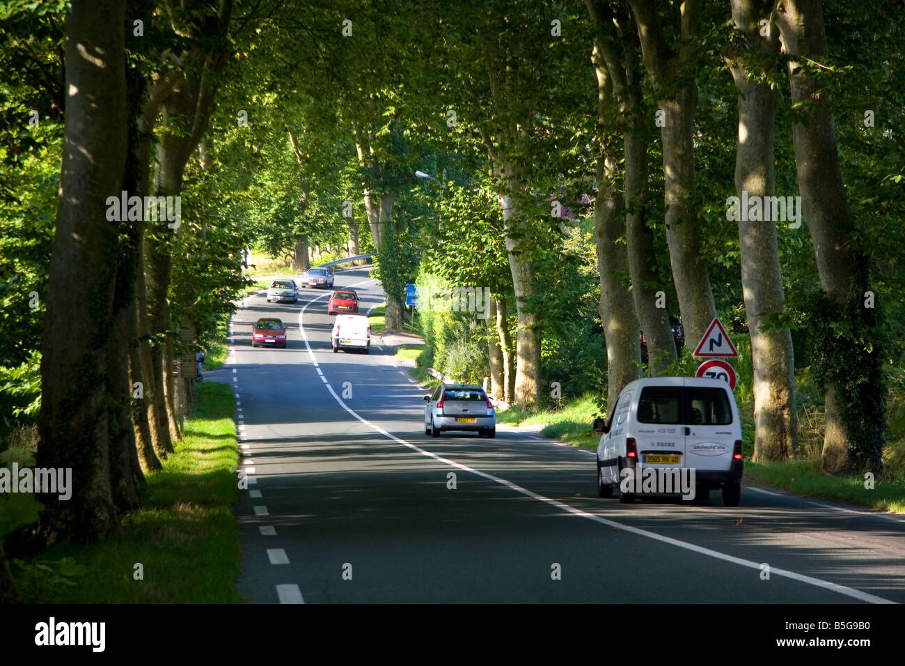 Autos fahren auf der Autobahn N1 in der Nähe der Stadt von Bayonne Pyrenäen Atlantiques französischen baskischen Südwest-Frankreich Stockfoto