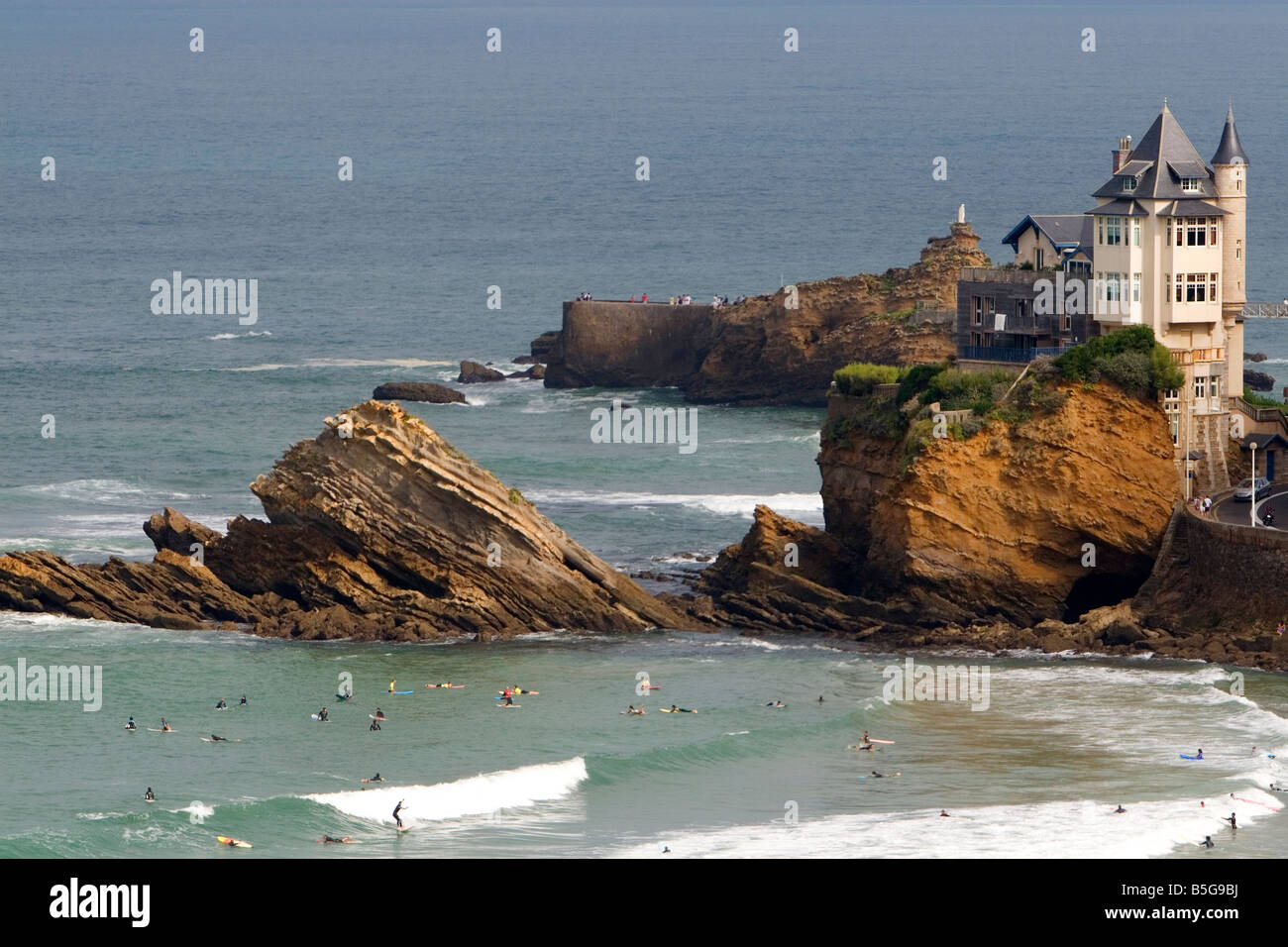Surfen Cote de Basque unterhalb einer Burg in der Biskaya bei der Stadt Biarritz Südwest-Frankreich Stockfoto