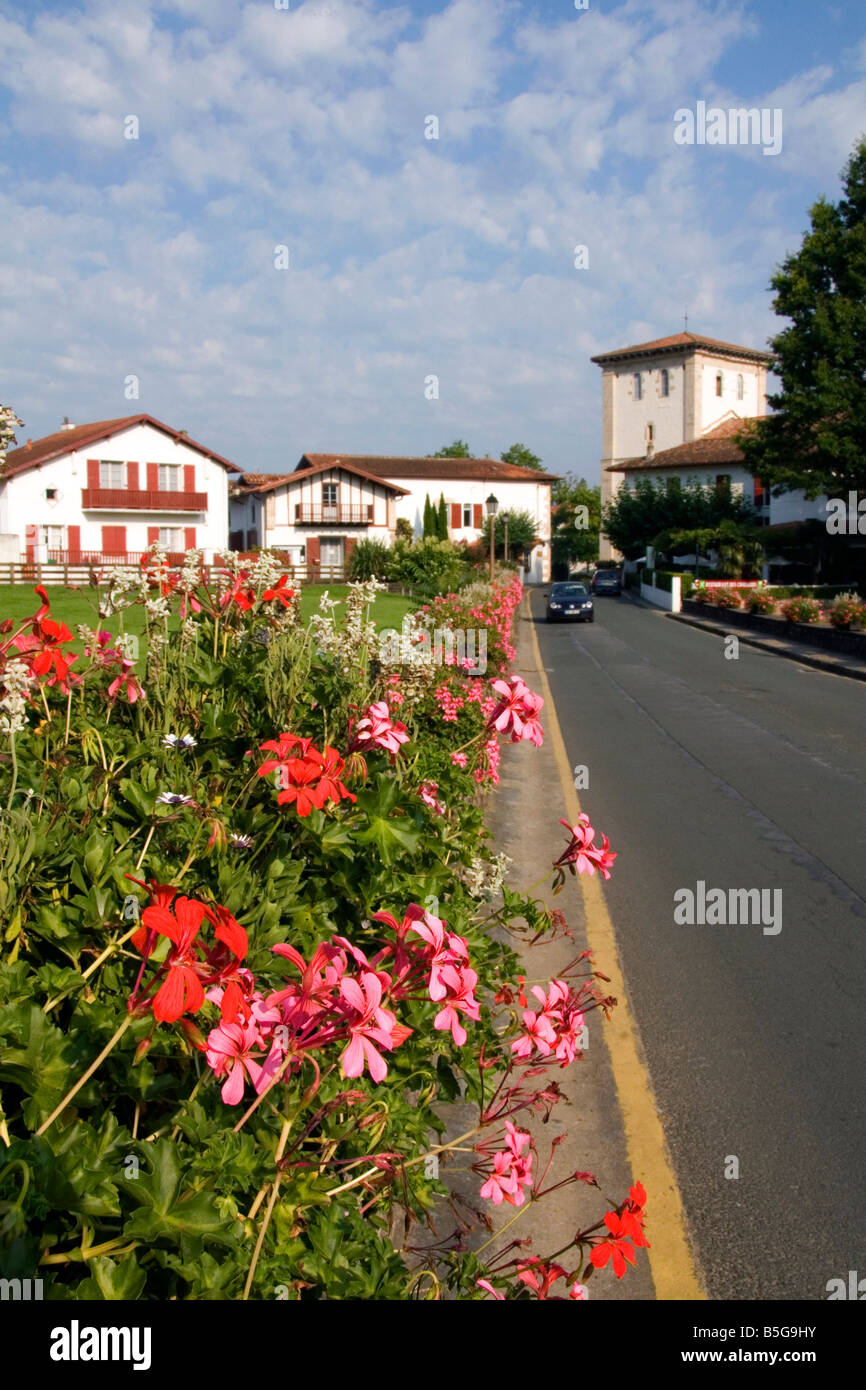 Straßenszene in das Dorf von Ascain Pyrenäen Atlantiques französischen baskischen Südwest-Frankreich Stockfoto
