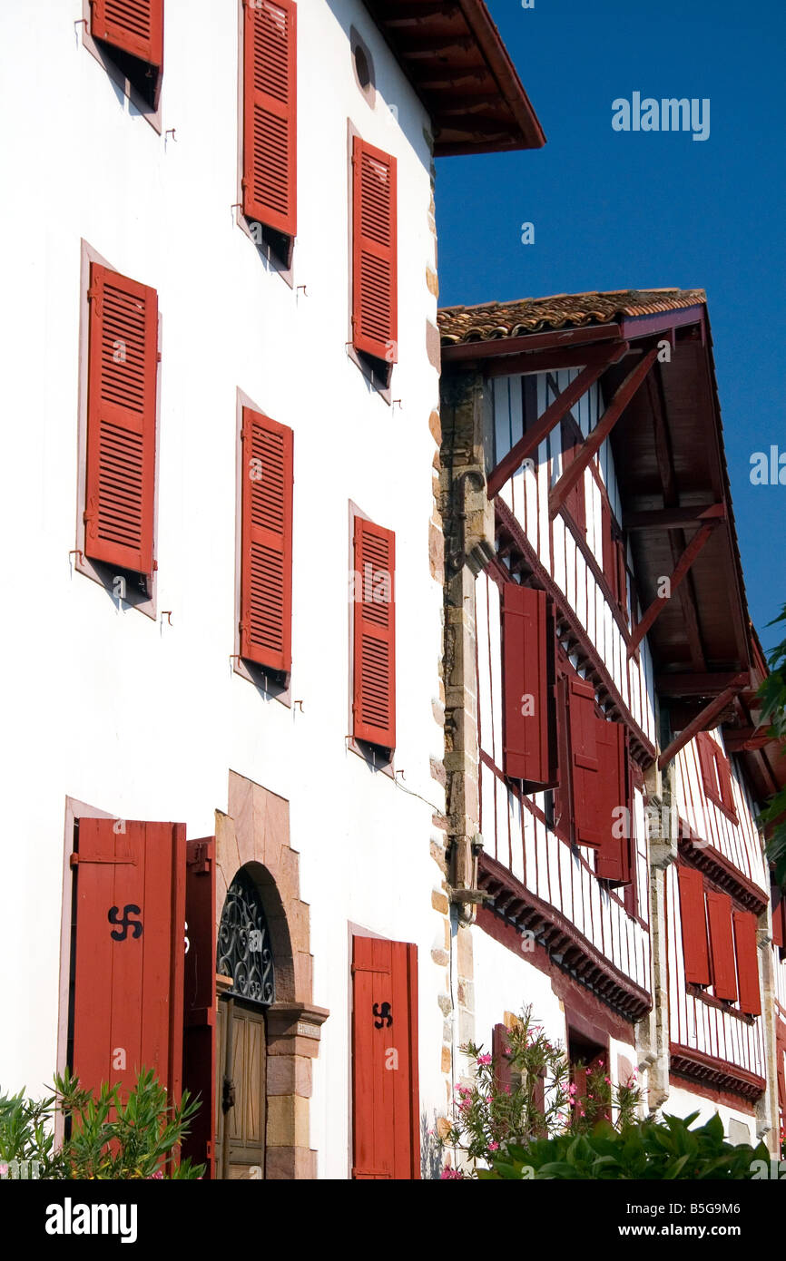 Baskische Architektur in das Dorf von Ainhoa Pyrenäen Atlantiques französischen baskischen Südwest-Frankreich Stockfoto