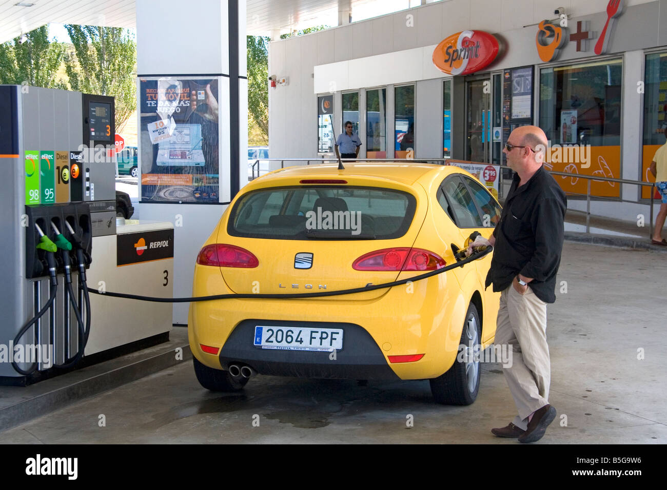 Kunden sein Auto mit Kraftstoff an einer Tankstelle auf der Autopista in der Nähe von Pamplona-Navarra Nordspanien füllen Stockfoto