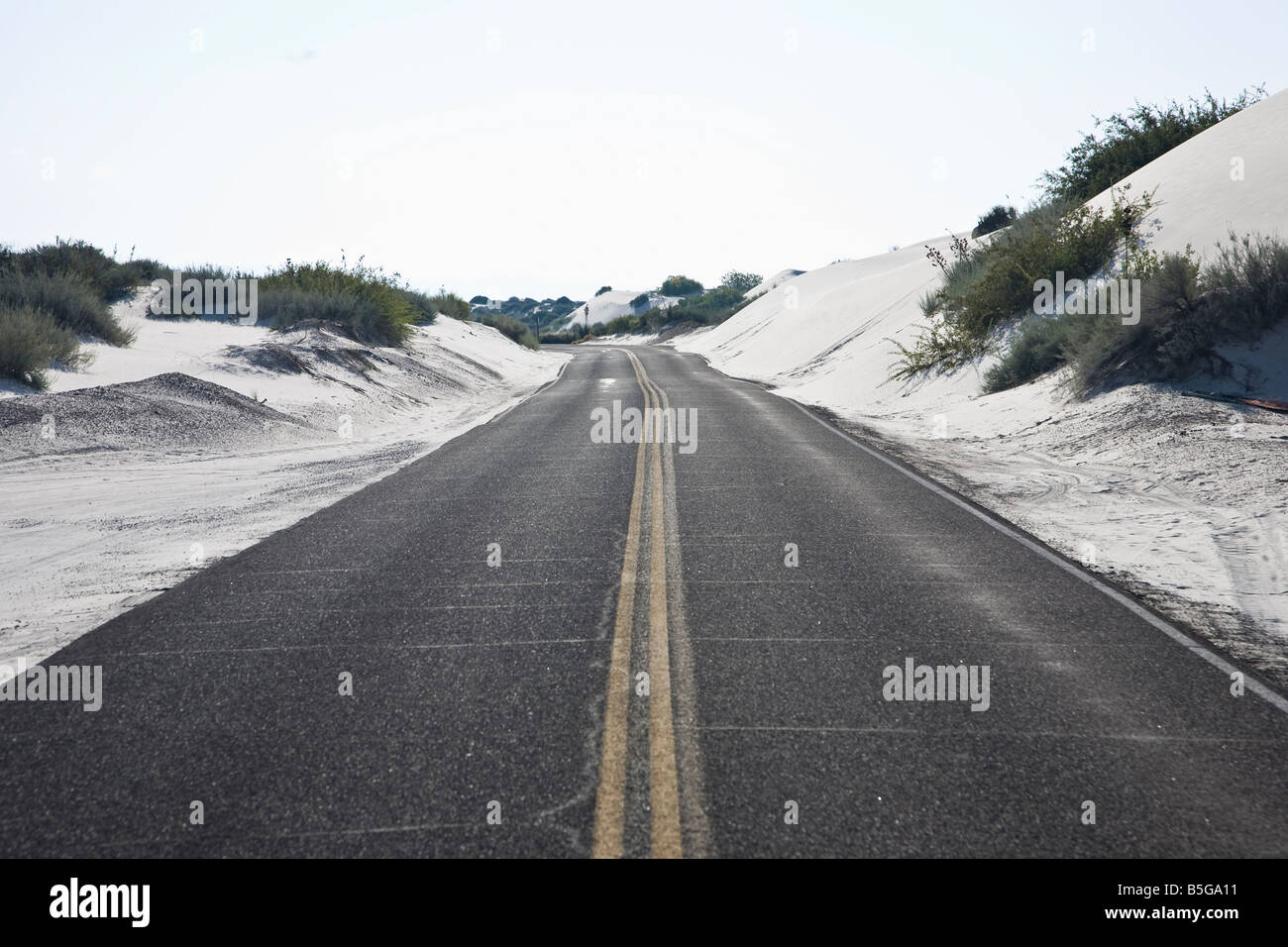 Straße durch White Sands National Monument in New Mexico, USA Stockfoto