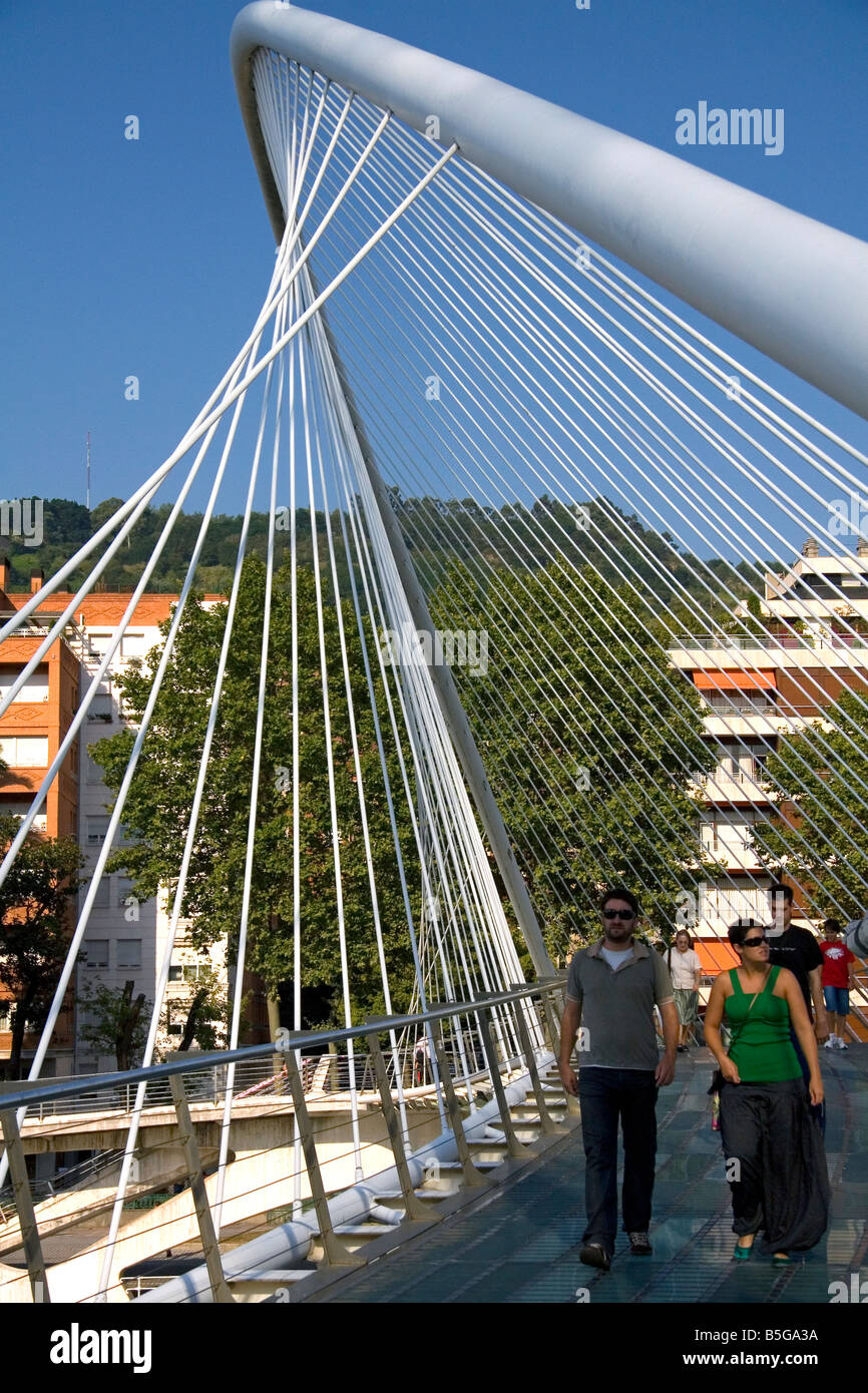 Die Menschen gehen über die Zubizuri Fußgängerbrücke über den Fluss Nervion in Bilbao Vizcaya Baskenland Nordspanien Stockfoto