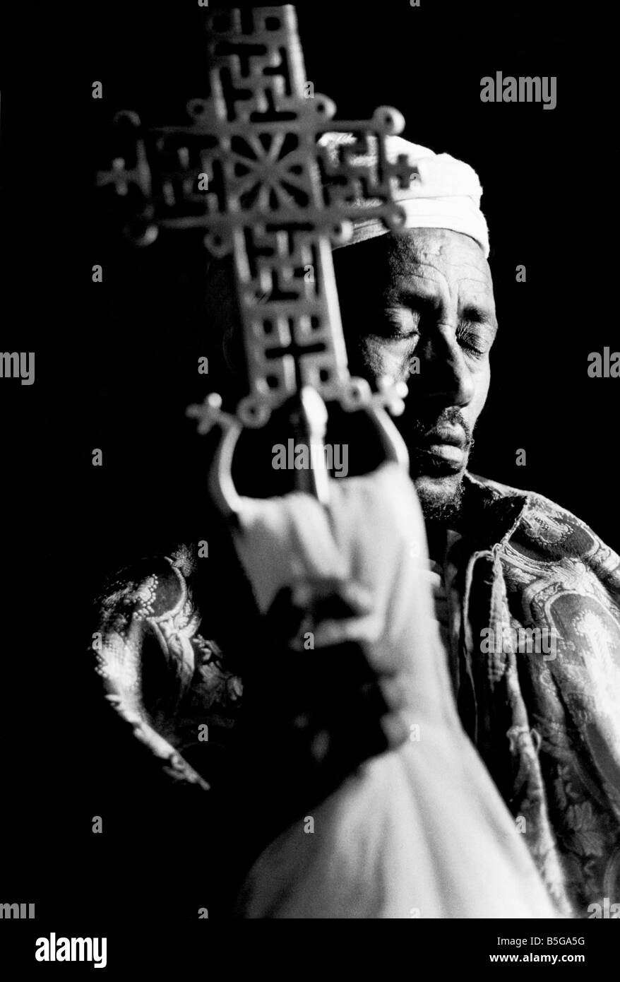 Äthiopisch-orthodoxe Priester ein Kreuz haltend, in Lalibela, Äthiopien Stockfoto