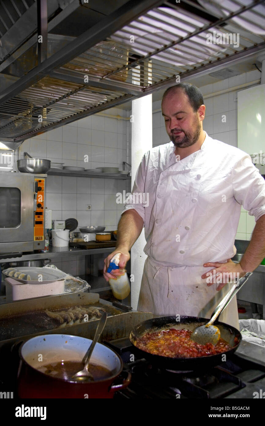 Koch in der Küche ein baskisches Restaurant in der Stadt Bilbao Vizcaya Baskenland Nordspanien Stockfoto