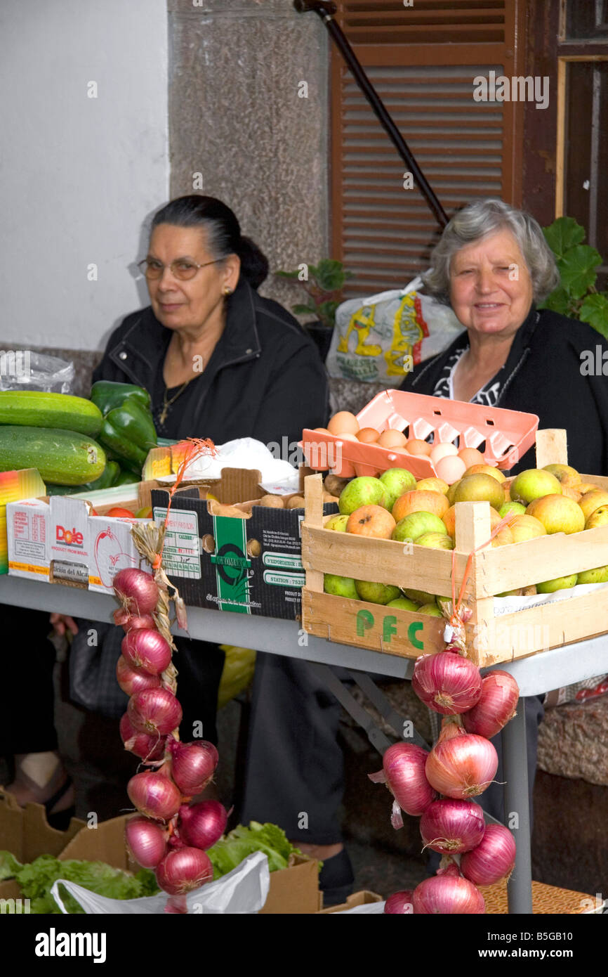 Frauen verkaufen Produkte und Eiern auf einem freien Markt in der Stadt von Cangas de Onis Asturien Nordspanien Stockfoto