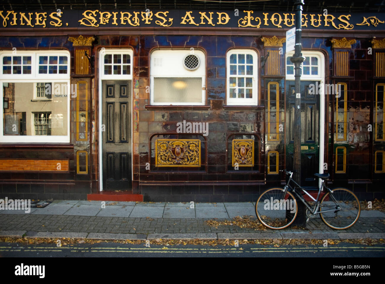 Fahrrad vor einem Pub-Tür Stockfoto