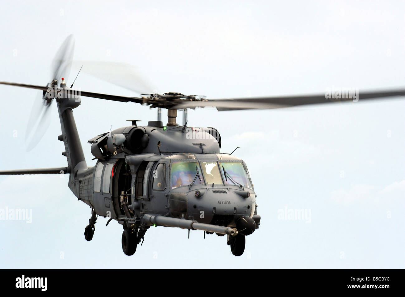 Ein HH-60 Pave Hawk Hubschrauber führt Such-und Rettungsaktionen. Stockfoto