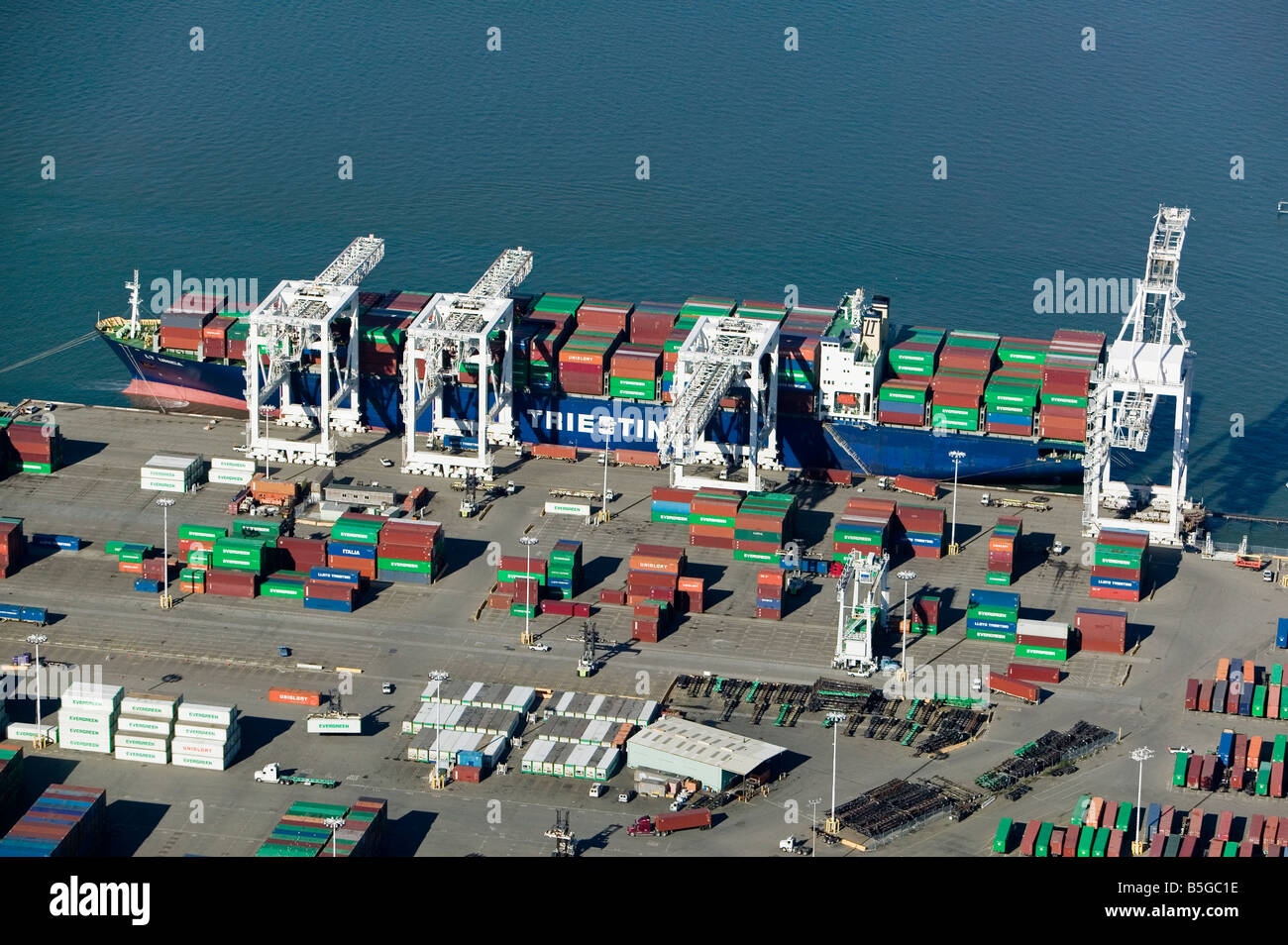 Luftbild oben Kräne Entladen der immergrünen Container vom Containerschiff Triestin Hafen von Oakland California Stockfoto