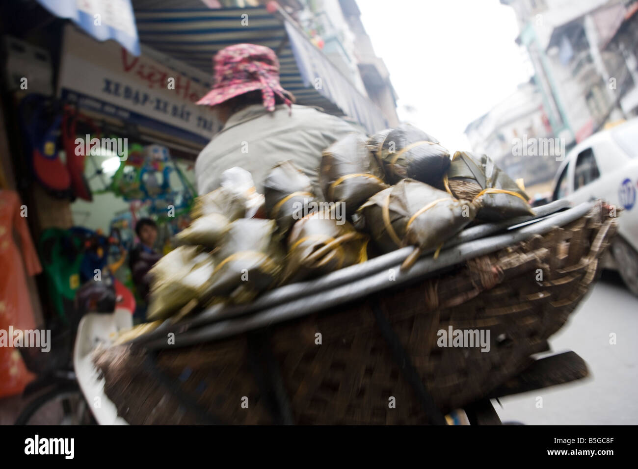 Imbissstände auf Fahrrad mit Blatt gewickelt Lebensmittelpakete, Hanoi, Vietnam Stockfoto