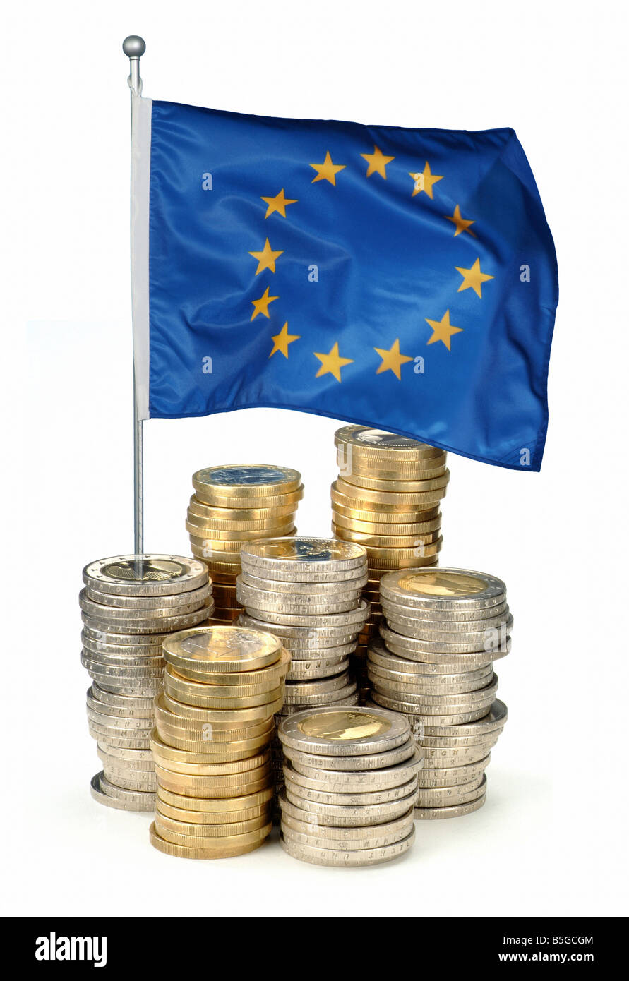 Euro-Münze-Stacks und EU-Flagge Stockfoto