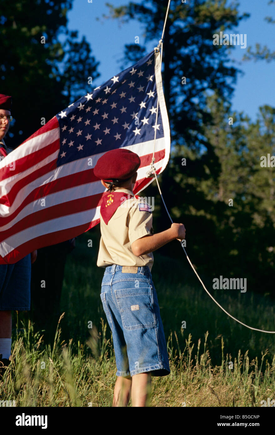 Vintage Boy Scout mit amerikanischer Flagge, USA 1999 Stockfoto