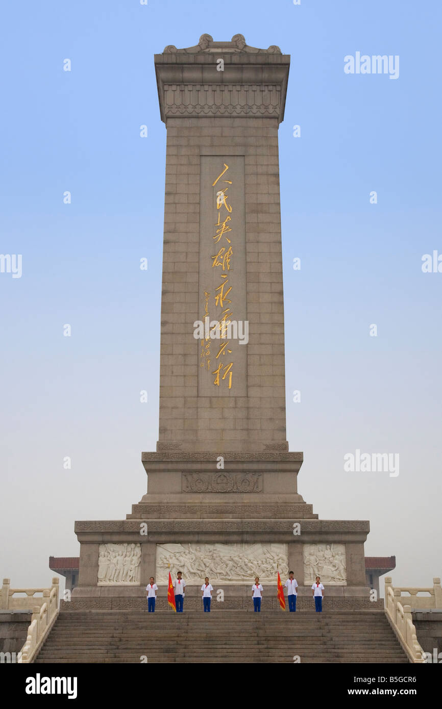 Studenten zahlen in Bezug auf Denkmal der Helden Tian An Men Square Peking China Stockfoto