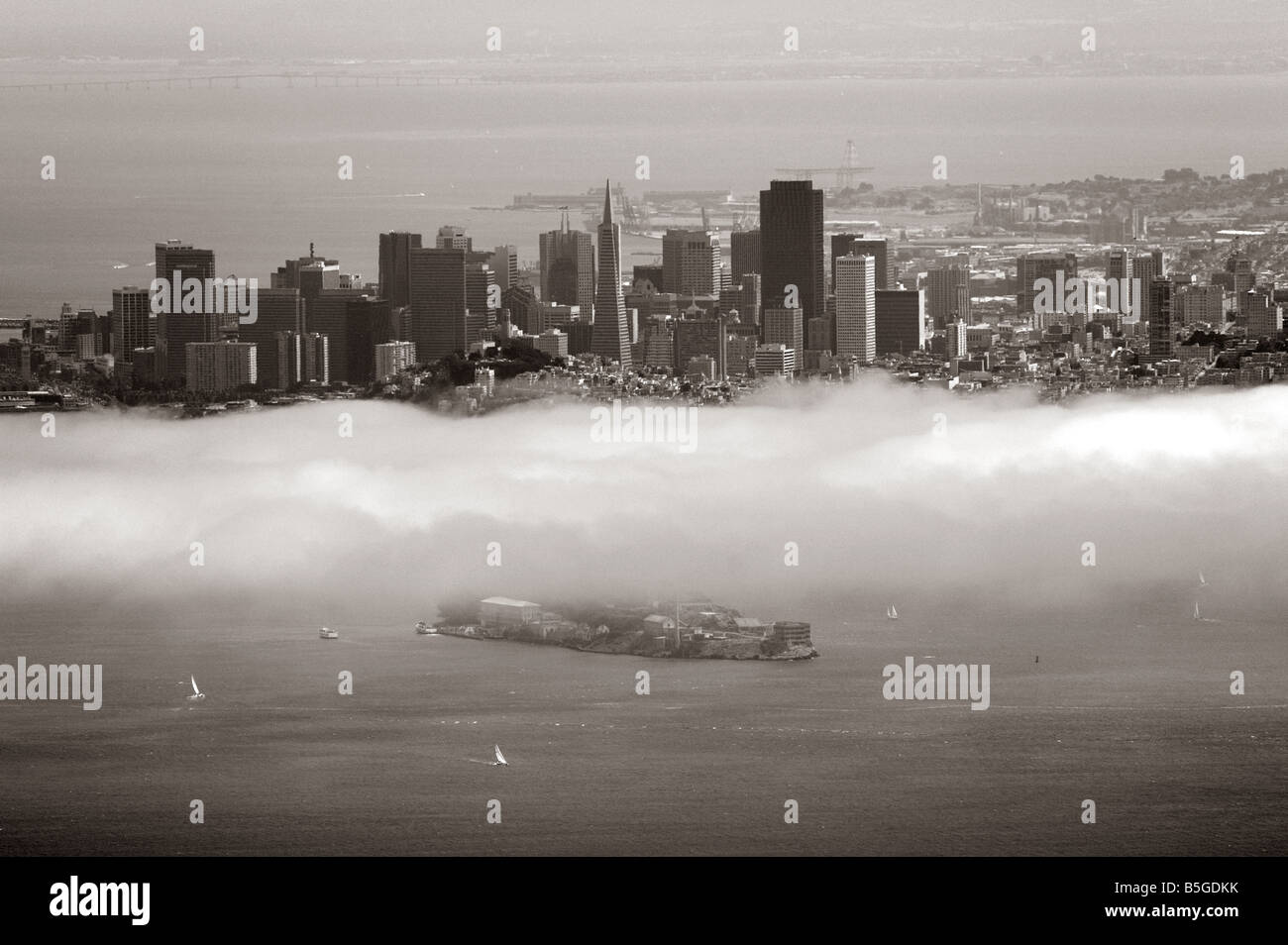 Luftaufnahme über San Francisco Alcatraz Insel Nebel von der San Francisco bay Stockfoto