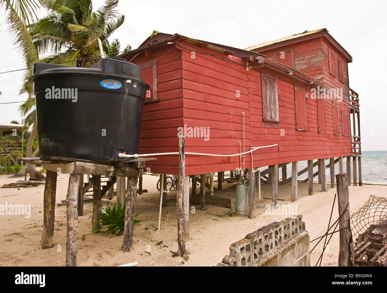CAYE CAULKER BELIZE Wasser Einzugsgebiet System auf Holzhaus auf Stelzen am Strand Stockfoto