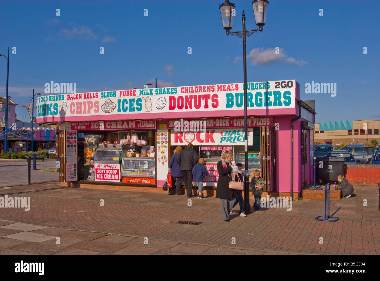 Ein Kiosk mit Eis Donuts-chips und heiße und kalte Speisen Getränke entlang der Strandpromenade promenade in Great Yarmouth Norfolk Uk Stockfoto