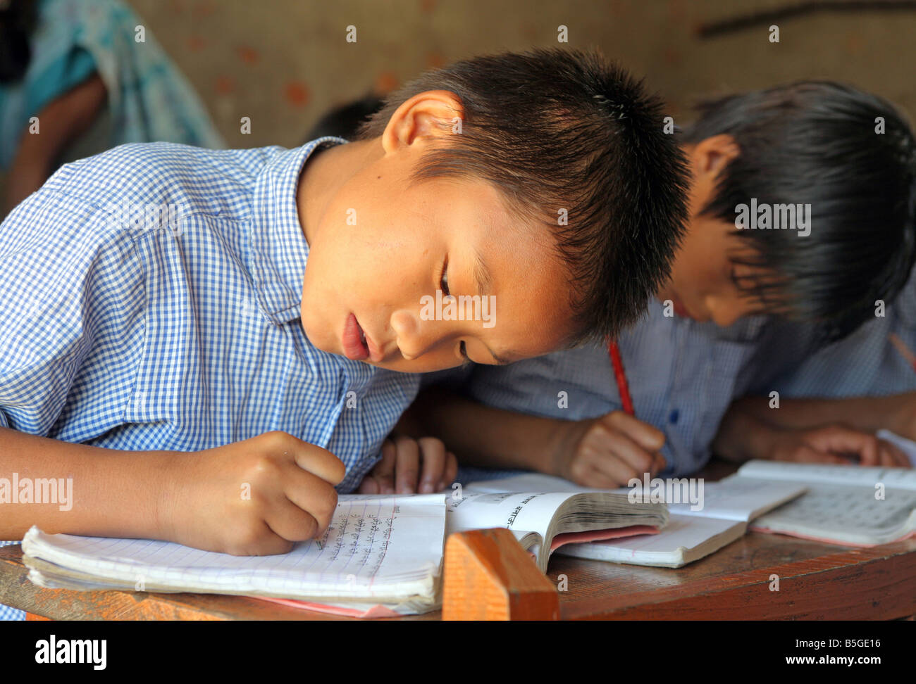 -Nepal, junge einen Unterricht in einer Dorfschule in Jayamangala Stockfoto