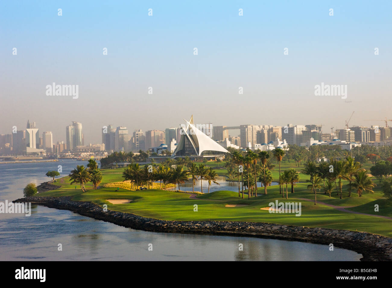 Skyline entlang der Khor Dubai Dubai Creek einschließlich Creek Golf Yacht Club Dubai Vereinigte Arabische Emirate Stockfoto