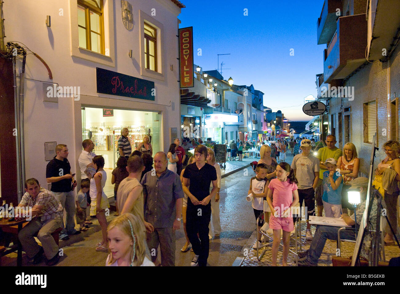 Straßenszene in Alvor bei Dämmerung, Algarve, Portugal Stockfoto