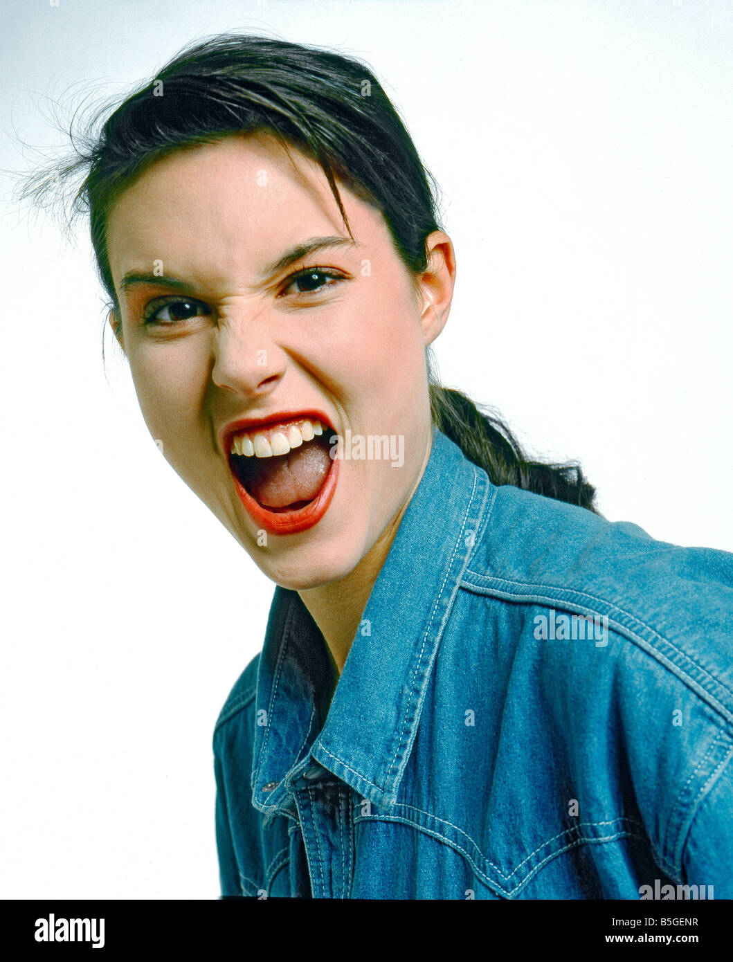 Junge Frau in einem Jeans-Hemd die Kamera schreien Stockfoto