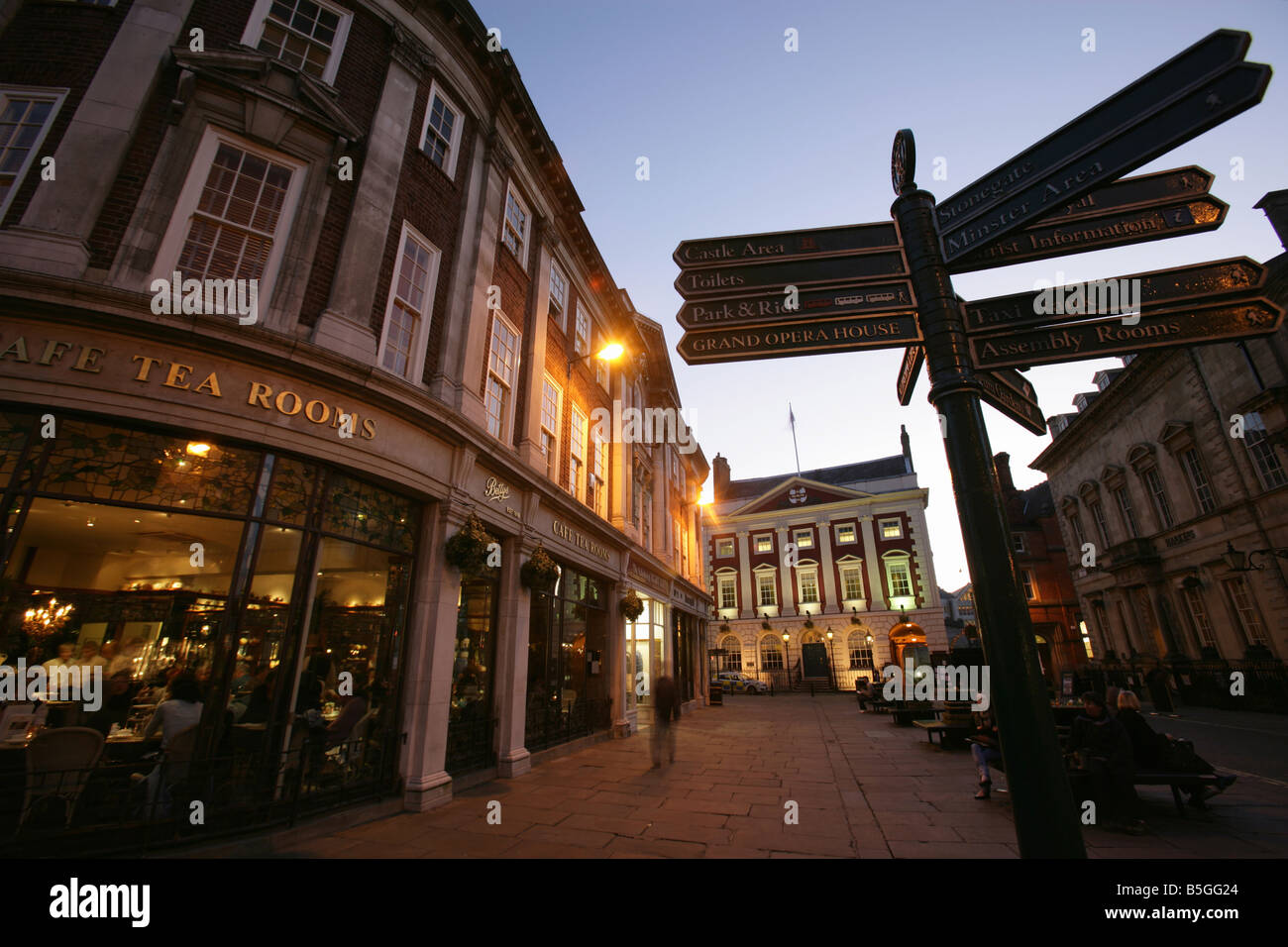 City of York, England. St. Helena-Platz, mit Frederick Belmont Bettys Café und Mansion House gegründet. Stockfoto