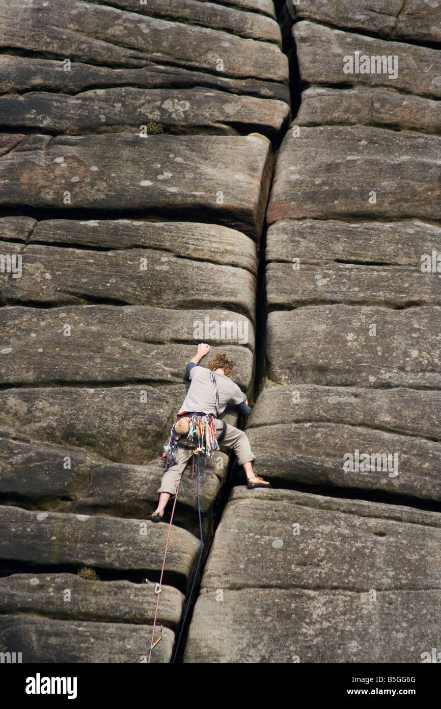 Bergsteiger auf Riss im Felsen Stockfoto